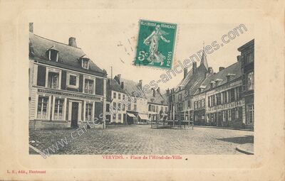 Carte postale ancienne Place de l'Hôtel-de-Ville — Vervins (Aisne)