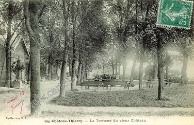 Carte postale ancienne La Terrasse du vieux Château — Château-Thierry (Aisne)