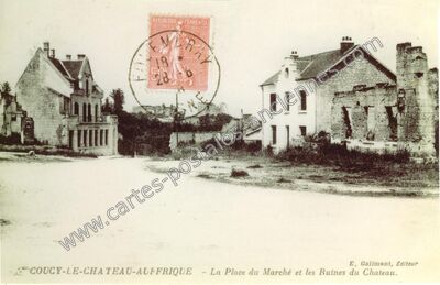 Carte postale ancienne La Place du Marché et les Ruines du Chateau — Coucy-le-Château-Auffrique (Aisne)