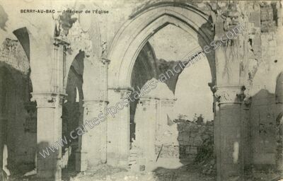 Carte postale ancienne Intérieur de l'Église — Berry-au-Bac (Aisne)