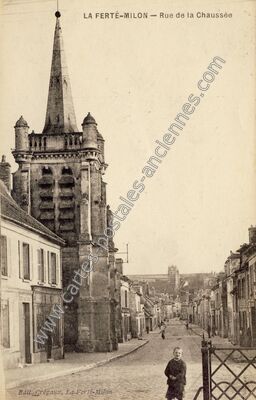 Carte postale ancienne Rue de la Chaussée — La Ferté-Milon (Aisne)