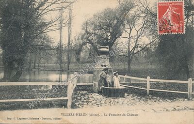 Carte postale ancienne La Fontaine du Château — Villers-Hélon (Aisne)