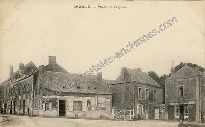Carte postale ancienne Place de l'Eglise — Ahuillé (Mayenne)