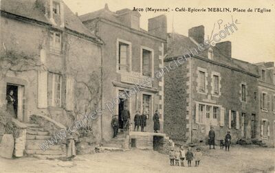 Carte postale ancienne Café-Epicerie MESLIN, Place de l'Eglise — Aron (Mayenne)