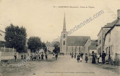Carte postale ancienne Place de l'Église — Arquenay (Mayenne)