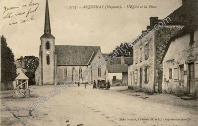 Carte postale ancienne L'Eglise et la Place — Arquenay (Mayenne)