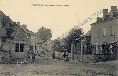Carte postale ancienne Rue de la Gare — Arquenay (Mayenne)
