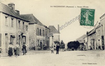 Carte postale ancienne Route d'Ernée — La Baconnière (Mayenne)
