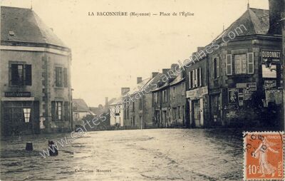Carte postale ancienne Place de l'Église — La Baconnière (Mayenne)