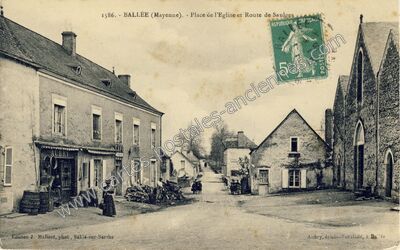 Carte postale ancienne Place de l'Eglise et Route de Saulges — Ballée (Mayenne)
