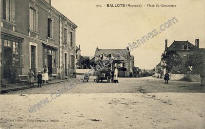 Carte postale ancienne Place du Commerce — Ballots (Mayenne)