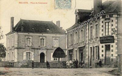 Carte postale ancienne Place du Commerce — Ballots (Mayenne)