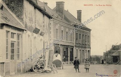 Carte postale ancienne La Rue des Halles — Ballots (Mayenne)