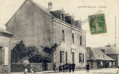 Carte postale ancienne La Mairie — Ballots (Mayenne)