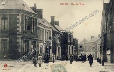Carte postale ancienne Place de l'Eglise — Ballots (Mayenne)