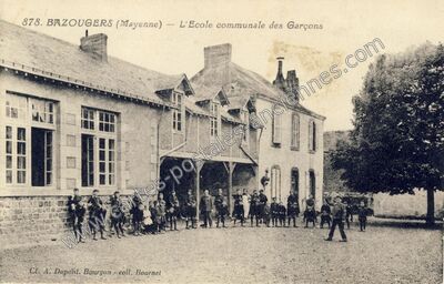 Carte postale ancienne L'Ecole communale des Garçons — Bazougers (Mayenne)