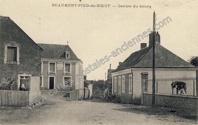 Carte postale ancienne Centre du bourg — Beaumont-Pied-de-Bœuf (Mayenne)