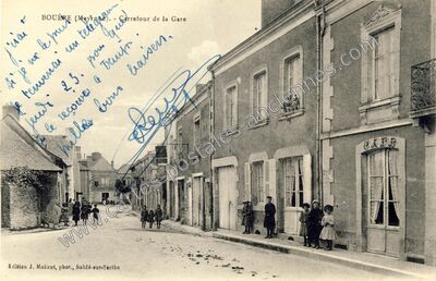 Carte postale ancienne Carrefour de la Gare — Bouère (Mayenne)