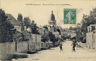 Carte postale ancienne Entrée du Bourg, route de Saint-Denis — Bouère (Mayenne)