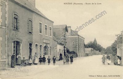 Carte postale ancienne Route de la Gare — Bouère (Mayenne)