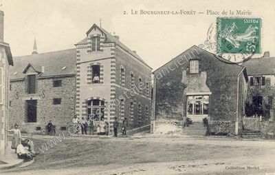 Carte postale ancienne Place de la Mairie — Le Bourgneuf-la-Forêt (Mayenne)