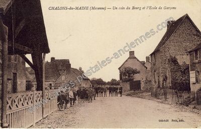 Carte postale ancienne Un coin du Bourg et l'Ecole de Garçons — Châlons-du-Maine (Mayenne)