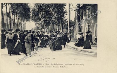 Carte postale ancienne Départ des Religieuses Ursulines, 16 Août 1905 La foule les escortant Avenue de la Gare — Château-Gontier (Mayenne)