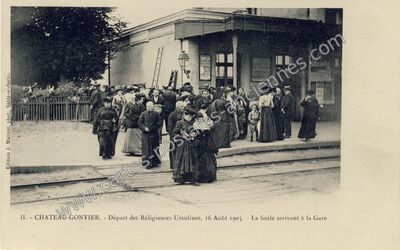 Carte postale ancienne Départ des Religieuses Ursulines, 16 Août 1905. - La foule arrivant à la Gare — Château-Gontier (Mayenne)