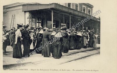 Carte postale ancienne Départ des Religieuses Ursulines, 16 Août 1905. - En attendant l'heure du départ — Château-Gontier (Mayenne)