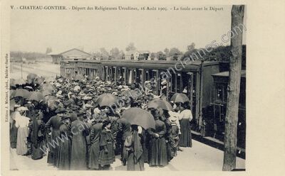 Carte postale ancienne Départ des Religieuses Ursulines, 16 Août 1905. - La foule avant le Départ — Château-Gontier (Mayenne)