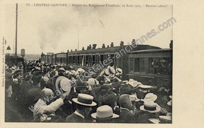 Carte postale ancienne Départ des Religieuses Ursulines, 16 Août 1905. - Dernier adieu ! — Château-Gontier (Mayenne)