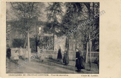 Carte postale ancienne Ursulines - Cour de récréation — Château-Gontier (Mayenne)