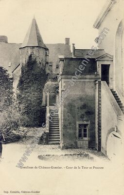 Carte postale ancienne Ursulines - Cour de la Tour et Procure — Château-Gontier (Mayenne)