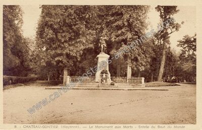 Carte postale ancienne Le Monument aux Morts - Entrée du Bout du Monde — Château-Gontier (Mayenne)