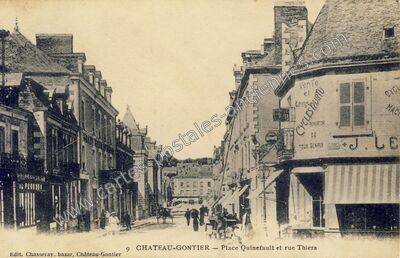 Carte postale ancienne Place Quinefault et rue Thiers — Château-Gontier (Mayenne)
