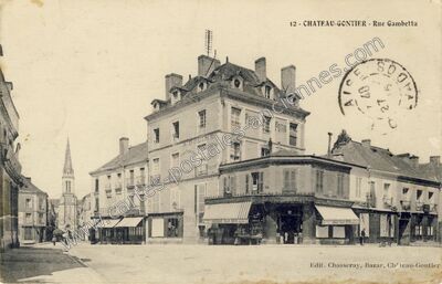 Carte postale ancienne Rue Gambetta — Château-Gontier (Mayenne)