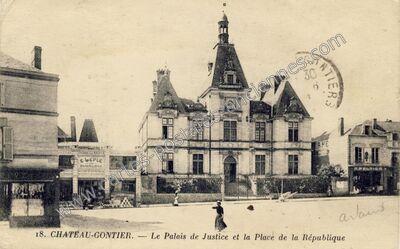 Carte postale ancienne Le Palais de Justice et la Place de la République — Château-Gontier (Mayenne)