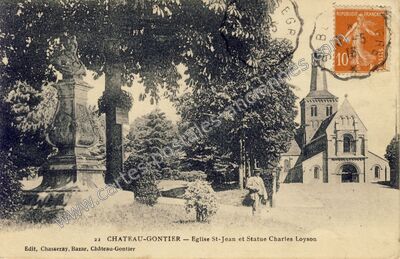 Carte postale ancienne Eglise St-Jean et Statue Charles Loyson — Château-Gontier (Mayenne)