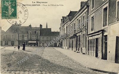 Carte postale ancienne Place de l'Hôtel-de-Ville — Château-Gontier (Mayenne)