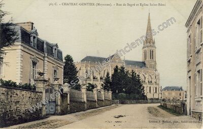 Carte postale ancienne Rue de Segré et Eglise Saint-Rémi — Château-Gontier (Mayenne)