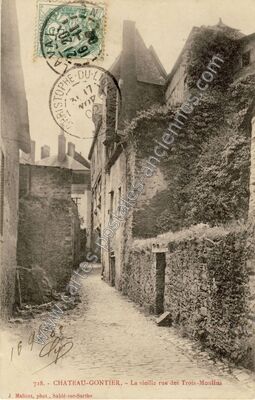 Carte postale ancienne La vieille rue des Trois-Moulins — Château-Gontier (Mayenne)