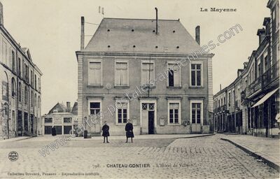 Carte postale ancienne L'Hôtel de Ville — Château-Gontier (Mayenne)