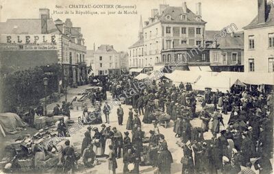 Carte postale ancienne Place de la République, un jour de Marché — Château-Gontier (Mayenne)