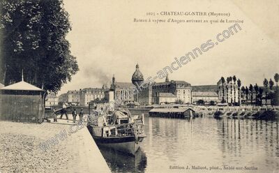 Carte postale ancienne Bateau à vapeur d'Angers arrivant au quai de Lorraine — Château-Gontier (Mayenne)