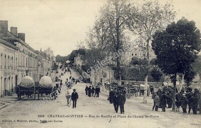 Carte postale ancienne Rue de Razilly et Place du Champ de-Foire — Château-Gontier (Mayenne)
