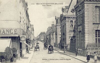 Carte postale ancienne Rue Thiers — Château-Gontier (Mayenne)