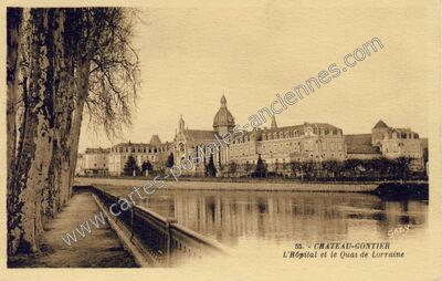 Carte postale ancienne L'Hôpital et le Quai de Lorraine — Château-Gontier (Mayenne)