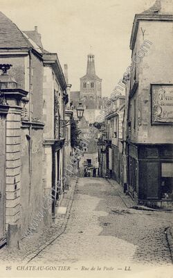 Carte postale ancienne Rue de la Poste — Château-Gontier (Mayenne)