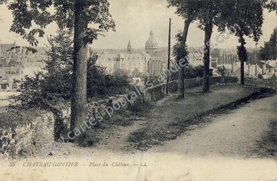 Carte postale ancienne Place du Château — Château-Gontier (Mayenne)
