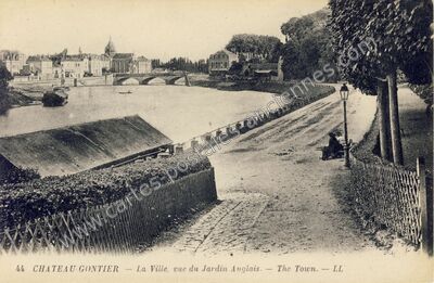 Carte postale ancienne La Ville, vue du Jardin Anglais. — The Town — Château-Gontier (Mayenne)
